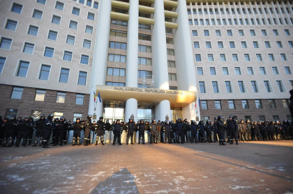 Cladirea Parlamentului, INCONJURATA de politisti - GALERIE FOTO Cladirea Parlamentului, INCONJURATA de politisti - GALERIE FOTO