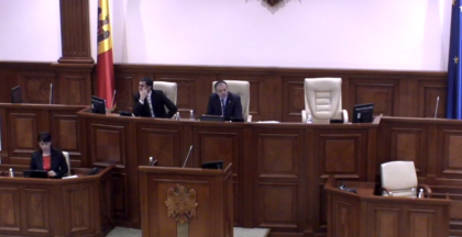 FOTO - "Aici se da o lupta geopolitica". La solicitarea lui Lupu, Guvernul a fost votat fara a se trece runda intrebari-raspunsuri, rapoarte sau luari de cuvant. Socialistii a facut zgomot in timpul discursului lui Filip FOTO - "Aici se da o lupta geopolitica". La solicitarea lui Lupu, Guvernul a fost votat fara a se trece runda intrebari-raspunsuri, rapoarte sau luari de cuvant. Socialistii a facut zgomot in timpul discursului lui Filip