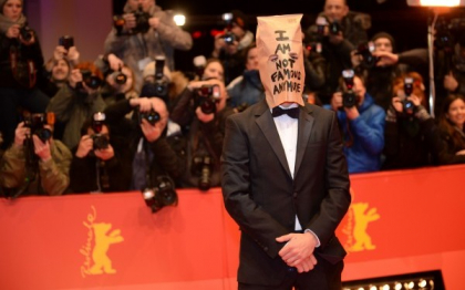 Shia LaBeouf, cu o punga pe cap pe covorul rosu la Berlin. Mesajul ciudat transmis la premiera lui "Nymphomaniac"