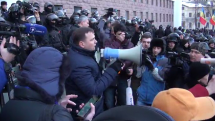 FOTO - Nastase indeamna protestatarii sa incercuiasca Legislativul: "Este un Parlament nelegitim, nereprezentativ, care nu poate lua decizii in numele poporului". Ce scandeaza manifestantii FOTO - Nastase indeamna protestatarii sa incercuiasca Legislativul: "Este un Parlament nelegitim, nereprezentativ, care nu poate lua decizii in numele poporului". Ce scandeaza manifestantii