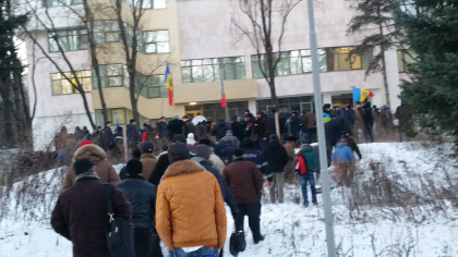 O parte din protestari a trecut de cordonul de politisti, a doborat gardul si a intrat in curtea din spatele Parlamentului: unii au navalit asupra unei masini a unui deputat - FOTO