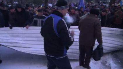 VIOLENTE la Parlament: Un grup de manifestanti au RUPT un gard si au inceput sa se BATA cu politistii - GALERIE FOTO VIOLENTE la Parlament: Un grup de manifestanti au RUPT un gard si au inceput sa se BATA cu politistii - GALERIE FOTO