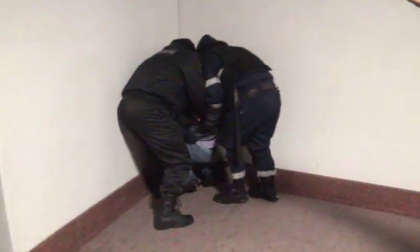 Un protestatar, luat pe sus de politisti - FOTO Un protestatar, luat pe sus de politisti - FOTO