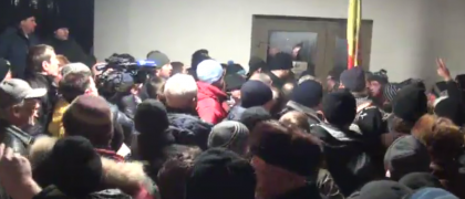 Manifestantii s-au baricadat in fata unei intrari secundare a Parlamentului - FOTO Manifestantii s-au baricadat in fata unei intrari secundare a Parlamentului - FOTO
