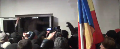 Manifestantii au DESCHIS cu RANGA o usa a Parlamentului. Desi inauntru sunt politisti, oamenii FORTEAZA intrarea peste capetele acestora - GALERIE FOTO