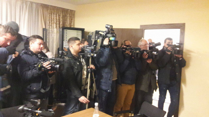 Jurnalistii NU pot iesi din Parlament. Intrarile in cladire au fost BLOCATE, iar usile INCUIATE Jurnalistii NU pot iesi din Parlament. Intrarile in cladire au fost BLOCATE, iar usile INCUIATE
