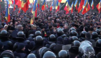 Zece oameni au ajuns la urgenta dupa protestele de la Parlament