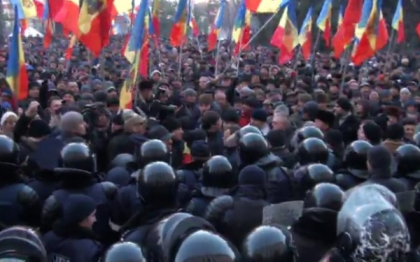 Se anunta noi PROTESTE in centrul capitalei. Liderul Platformei DA si cel al socialistilor indeamna oamenii sa iasa Se anunta noi PROTESTE in centrul capitalei. Liderul Platformei DA si cel al socialistilor indeamna oamenii sa iasa