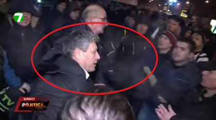 VIDEO INTEGRAL: Cum Mihai Ghimpu a fost agresat si huiduit de protestatari. Liderul PL nu a scos o vorba