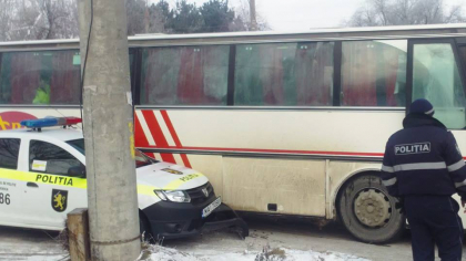 Accident intre politisti. O masina a politiei s-a ciocnit cu un autobuz... tot al politiei - GALERIE FOTO