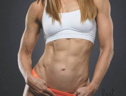 Cum arata britanica dependenta de fitness, care iese in oras numai cu barbati tineri. Are cate 3 intalniri pe saptamana