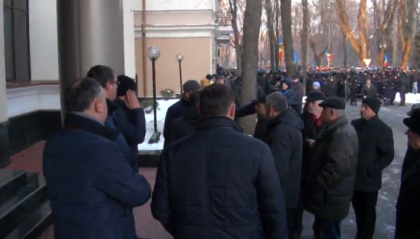 Manifestantii continua protestele in intregul oras. De la CC spre Resedinta de Stat, unde liderii protestatarilor au intalnire cu Candu