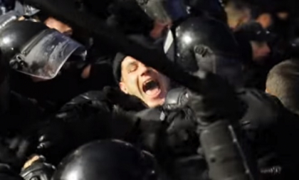 Momentul in care un politist se sufoca printre politistii si protestatarii din fata Parlamentului - VIDEO Momentul in care un politist se sufoca printre politistii si protestatarii din fata Parlamentului - VIDEO