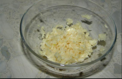 Greseala pe care toata lumea o face cand prepara mujdei de usturoi. Nu mai pune acest ingredient
