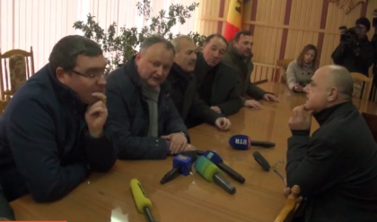 Dodon, Usatii si Nastase, la discutii cu directorul postului public de televiziune: "cerem sa aratati in direct ce se intampla in tara" Dodon, Usatii si Nastase, la discutii cu directorul postului public de televiziune: "cerem sa aratati in direct ce se intampla in tara"