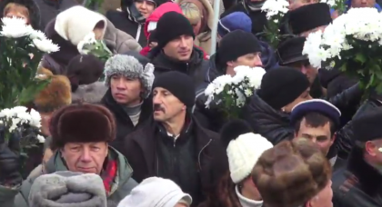 Crizanteme albe si icoane la protestul din PMAN - FOTO Crizanteme albe si icoane la protestul din PMAN - FOTO