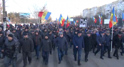 Au blocat o intrare in Chisinau, in semn de protest. Coloana de manifestantii a marsaluit cca. 15 km pe jos - GALERIE FOTO Au blocat o intrare in Chisinau, in semn de protest. Coloana de manifestantii a marsaluit cca. 15 km pe jos - GALERIE FOTO