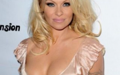 A facut 19 operatii estetice ca se se transforme in versiunea britanica a Pamelei Anderson. Cum arata Carolyn. FOTO A facut 19 operatii estetice ca se se transforme in versiunea britanica a Pamelei Anderson. Cum arata Carolyn. FOTO