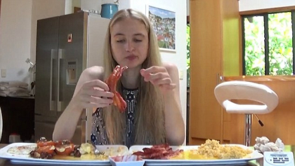 A mancat 20 de oua si un kilogram de bacon la micul dejun. Tanara care a consumat 10 mii de calorii, in mai putin de o ora - FOTO A mancat 20 de oua si un kilogram de bacon la micul dejun. Tanara care a consumat 10 mii de calorii, in mai putin de o ora - FOTO