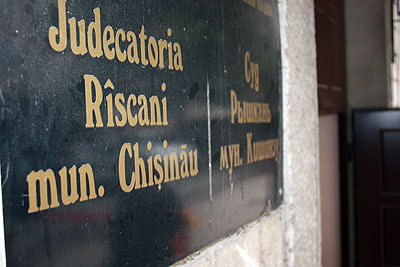 Doua angajate de la Judecatoria Rascani, condamnate pentru gestionarea frauduloasa a unor dosare Doua angajate de la Judecatoria Rascani, condamnate pentru gestionarea frauduloasa a unor dosare
