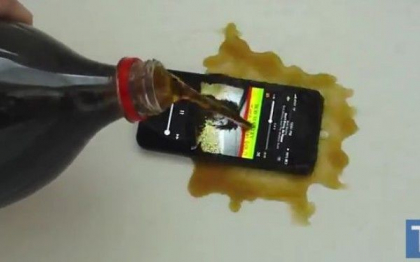 A turnat Cola peste telefonul mobil si a asteptat dous minute! Ce s-a intamplat dupa te va pune pe ganduri - VIDEO A turnat Cola peste telefonul mobil si a asteptat dous minute! Ce s-a intamplat dupa te va pune pe ganduri - VIDEO