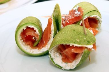 Rulou de zucchini umplut cu somon fume Rulou de zucchini umplut cu somon fume