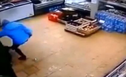 Caz socant in Rusia. O mama isi loveste copilul cu picioarele si il arunca pe jos ca pe un sac - VIDEO CAMERE DE SUPRAVEGHERE Caz socant in Rusia. O mama isi loveste copilul cu picioarele si il arunca pe jos ca pe un sac - VIDEO CAMERE DE SUPRAVEGHERE
