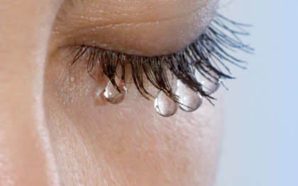 Caz unic in medicina. O fetita de 12 ani plange cu lacrimi de piatra, iar oamenii din jurul ei cred ca e posedata Caz unic in medicina. O fetita de 12 ani plange cu lacrimi de piatra, iar oamenii din jurul ei cred ca e posedata