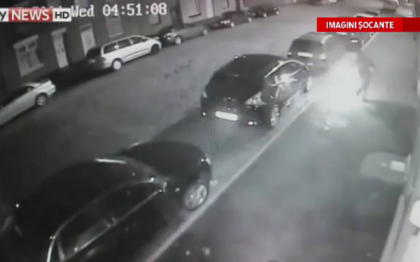CAMERA DE SUPRAVEGHERE. Un barbat a vrut sa incendieze o masina, insa a ajuns sa isi dea singur foc CAMERA DE SUPRAVEGHERE. Un barbat a vrut sa incendieze o masina, insa a ajuns sa isi dea singur foc
