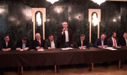 Dodon: "Organizarea referendumului e primul pas, noi nu cedam". Usatii: "Trebuie sa participam la urmatoarea sedinta a Parlamentului. E timpul sa le cantam la karaoke" Dodon: "Organizarea referendumului e primul pas, noi nu cedam". Usatii: "Trebuie sa participam la urmatoarea sedinta a Parlamentului. E timpul sa le cantam la karaoke"
