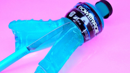 Nu credeai ca poti face una ca asta cu o sticla de plastic! Rezultatul ta va uimi - VIDEO Nu credeai ca poti face una ca asta cu o sticla de plastic! Rezultatul ta va uimi - VIDEO