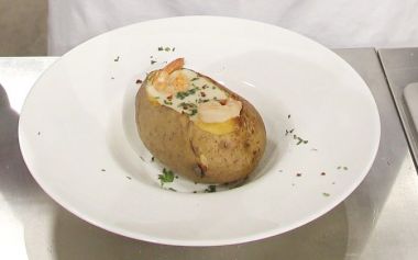 Cartof copt umplut cu crema de cartof si creveti Cartof copt umplut cu crema de cartof si creveti