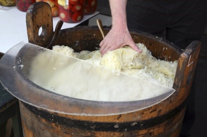 Top 10 beneficii ale consumului de zeama de varza! Vezi la ce ajuta