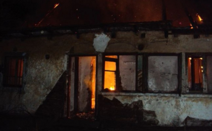 Tragedie la Edinet. Sase persoane au murit, intre care si 4 copii minori dupa ce casa in care se aflau a fost mistuita de flacari Tragedie la Edinet. Sase persoane au murit, intre care si 4 copii minori dupa ce casa in care se aflau a fost mistuita de flacari