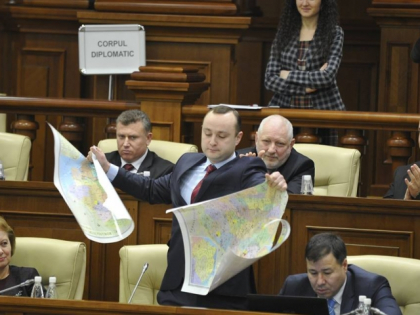 Reactia unionistilor la gestul socialistilor: Sute de romani au donat bani pentru a dota 875 de scoli si facultati din RM cu cate o harta a Romaniei interbelice Reactia unionistilor la gestul socialistilor: Sute de romani au donat bani pentru a dota 875 de scoli si facultati din RM cu cate o harta a Romaniei interbelice