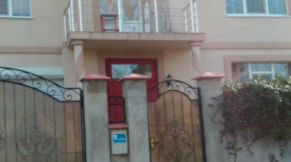IMAGINI CU LOCUINTA guvernatorului demisionar al Bancii Nationale: mai multe geamuri, stricate dupa explozie - FOTO