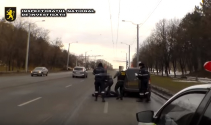 5 persoane, RETINUTE pentru trafic de droguri. Momentul in care unul dintre membrii gruparii este pus la pamant de politisti - VIDEO
