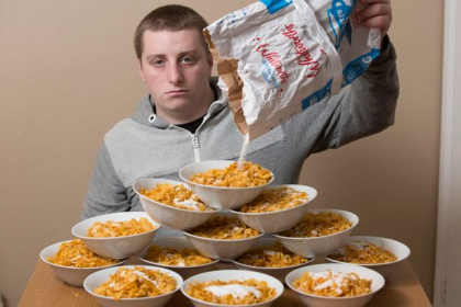El e Patrick si mananca 13 portii de cereale cu lapte zilnic! Cum arata barbatul, dupa ce a consumat peste 600 de kilograme de zahar - FOTO