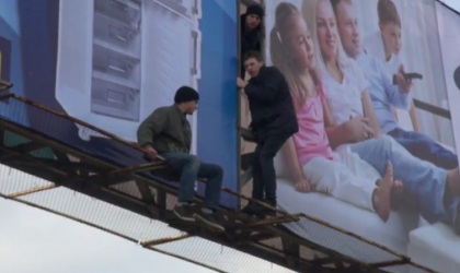 Tanarul care ameninta ca se arunca in gol a coborat impreuna cu primarul Dorin Chirtoaca: Merg impreuna sa bea cate o cafea - FOTO Tanarul care ameninta ca se arunca in gol a coborat impreuna cu primarul Dorin Chirtoaca: Merg impreuna sa bea cate o cafea - FOTO