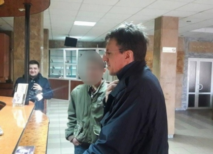 Tanarul care ameninta ca se arunca de pe podul de la circ urmeaza sa fie cazat la un hotel din capitala: Primarul isi asuma raspunderea - FOTO