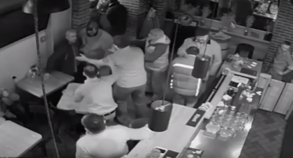 Cateva persoane, cercetate penal pentru huliganism dupa ce au folosit violenta fata de angajatii unui local, refuzand sa achite consumatia - VIDEO