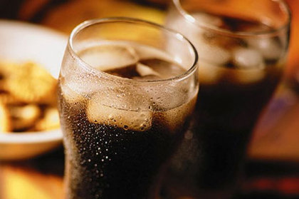 A baut zece doze de Cola pe zi timp de o luna. Rezultatele au fost catastrofale pentru organism - VIDEO