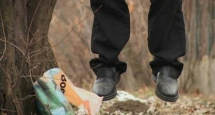 Un barbat a fost gasit spanzurat in parcul de langa lacul "8" de la Botanica Un barbat a fost gasit spanzurat in parcul de langa lacul "8" de la Botanica