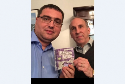 Ambasadorul SUA la Chisinau, James Pettit, i-a daruit lui Usatii un disc cu melodii pentru karaoke - FOTO