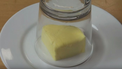 A pus un pahar gol peste o bucata de unt. Este genial ce s-a intamplat cateva secunde mai tarziu - VIDEO A pus un pahar gol peste o bucata de unt. Este genial ce s-a intamplat cateva secunde mai tarziu - VIDEO