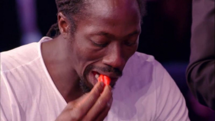 A reusit sa manance 10 dintre cei mai iuti ardei din lume, in doar 30 de secunde. Incredibil ce s-a intamplat mai apoi A reusit sa manance 10 dintre cei mai iuti ardei din lume, in doar 30 de secunde. Incredibil ce s-a intamplat mai apoi