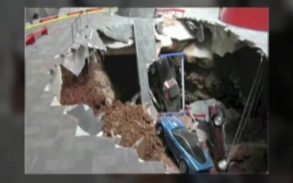 Opt masini Corvette au fost inghitite de o gaura uriasa aparuta in pardoseala unui muzeu din Kentucky, SUA Opt masini Corvette au fost inghitite de o gaura uriasa aparuta in pardoseala unui muzeu din Kentucky, SUA