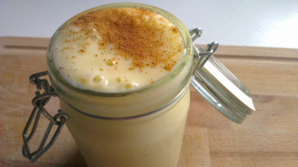 A baut suc de banane si scortisoara cu o ora inainte de culcare. Este UIMITOR ce s-a intamplat dupa o luna