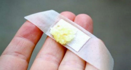 A lipit un plasture cu usturoi pe piele. Motivul? Vei folosi mereu acest truc A lipit un plasture cu usturoi pe piele. Motivul? Vei folosi mereu acest truc