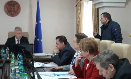 Scandal la sedinta CSM. Nastase: "Din aceasta functie Poalelungi a pus la cale scheme raider". Micu: "Nu jigniti persoanele" Gurin: "-Hai stai acolo; - Stai tu acolo" Scandal la sedinta CSM. Nastase: "Din aceasta functie Poalelungi a pus la cale scheme raider". Micu: "Nu jigniti persoanele" Gurin: "-Hai stai acolo; - Stai tu acolo"